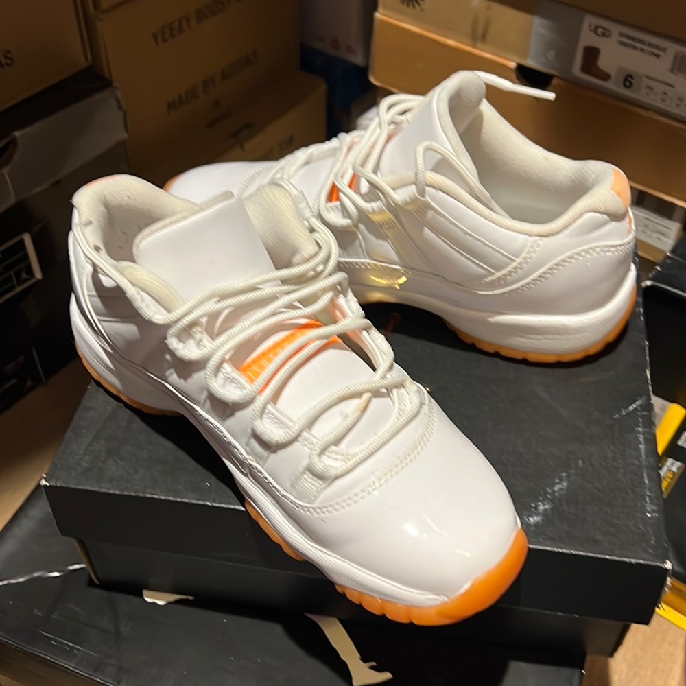 Jordan low 11